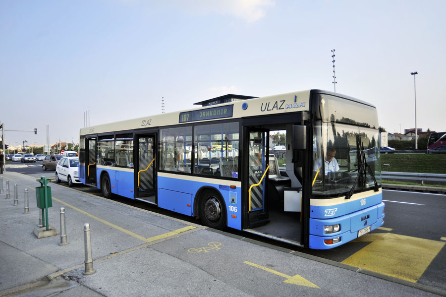 Zagreb, 270911.Na krizanju Slavonske avenije i ulice Hrvatske bratske zajednice, ZETov autobus na liniji 107 naglo je zakocio pri cemu je sestoro ljudi ozlijedjeno. Policija vrsi ocevid na krizanju Slavonske avenije i Hrvatske bratske zajednice.Foto: Boris Kovacev / CROPIX
