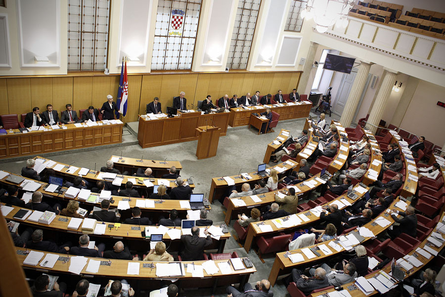 Zagreb, 280911.Hrvatski sabor zapoceo je zadnju sjednicu u aktualnom, sestom sazivu, koja bi trebala trajati do 21. listopada.Sjednica je pocela aktualnim prijepodnevom tijekom kojega je 40-tak zastupnika postavljalo pitanja clanovima vlade.Na slici: Predsjednica Vlade Jadranka Kosor odgovara na pitanje.Foto: Dragan Matic / Cropix