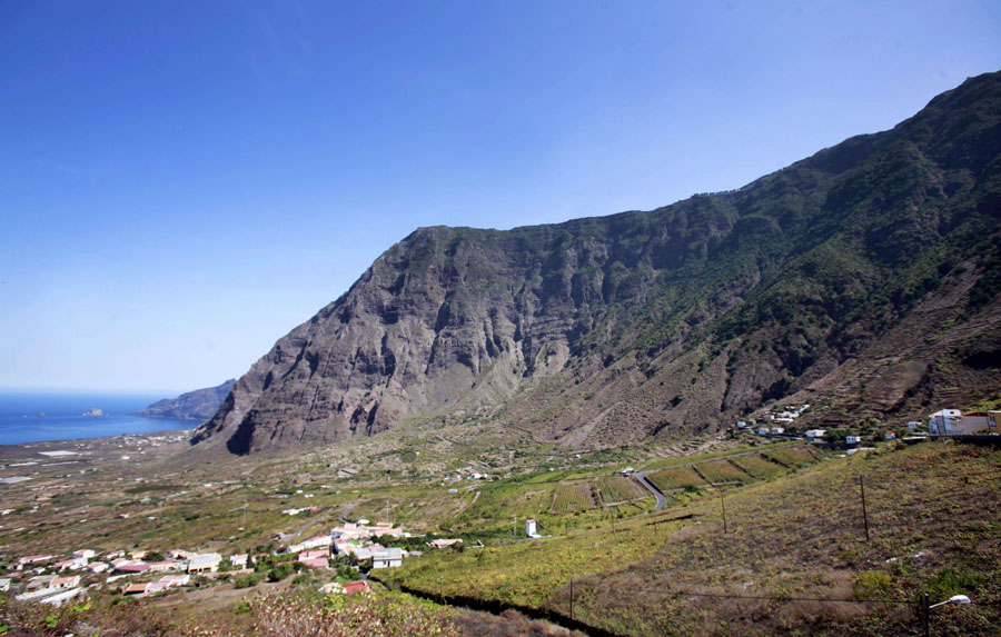View taken on September 28, 2011 of the Luchon and Las Lapas neighborhoods on the Spanish Canary Island of El Hierro where residents had to be evacuated after a recent series of earthquakes. The evacuation on the island of El Hierro aimed to prevent inhabitants being hit by volcanic rock that might be hurled out of the volcano, a municipal official told AFP. AFP PHOTO / DESIREE MARTIN