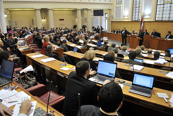 Zagreb, 021109.Sjednica Hrvatskog Sabora na kojoj se raspravljalo o davanju suglasnosti Vladi RH za potpisivanje arbitraznog sporazuma sa Slovenijom, na nacin kakav su dogovorili Jadranka Kosor (premjerka RH) i Borut Pahor (slovenski premjer). Prijavljenih zastupnika za raspravu je oko 50.Foto: Bruno Konjevic / CROPIX