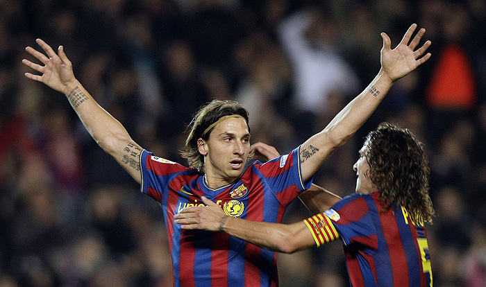 REFILE ADDING IBRAHIMOVIC'S FIRST NAMEBarcelona's Zlatan Ibrahimovic (L) and Carles Puyol celebrate a goal against Espanyol during their Spanish First Division Soccer League match at Nou Camp stadium in Barcelona December 12, 2009. REUTERS/Albert Gea (SPAIN - Tags: SPORT SOCCER)