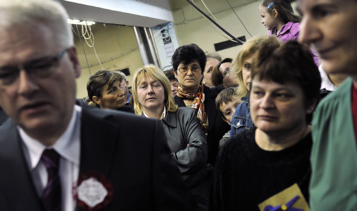 Zagreb, 021010.Predsjednik Republike Hrvatske Ivo Josipovic u obilasku radnica tvornice tekstila 