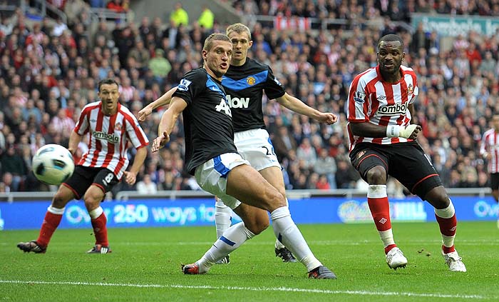 Sunderland's English striker Darren Bent (R) shoots wide past Serbian defender Nemanja Vidic (2nd L) during the English Premier League football match between Sunderland and Manchester United at the Stadium of Light, Sunderland, north-east England, on October 2, 2010. AFP PHOTO/ANDREW YATESFOR EDITORIAL USE ONLY Additional licence required for any commercial/promotional use or use on TV or internet (except identical online version of newspaper) of Premier League/Football League photos. Tel DataCo +44 207 2981656. Do not alter/modify photo.