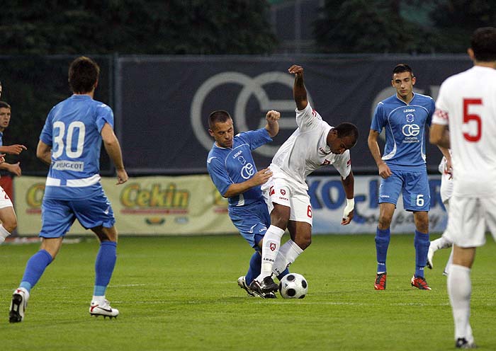 Varazdin, 021010.Na nogometnom stadionu Varazdin igra se uttakmica 10. kola T-Com Prve HNL izmedju NK Varazdina i NK Zagreba.Na slici dvoboj Nikole Safarica, Varazdin i Jefthon Fereire, Zagreb.Foto: Andrej Svoger / Cropix