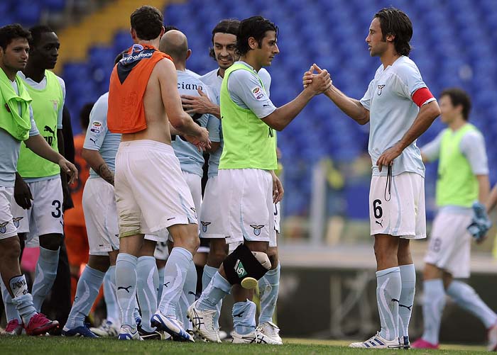 Lazio players celebrate after winning their Serie A football match against Brescia in Rome's Olimpic Stadium on October 3 ,2010 .   AFP PHOTO / Filippo MONTEFORTE
