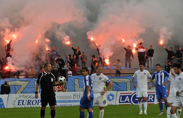 Karlovac, 031010.1. liga NHL, Karlovac - Hajduk.Bakljada Karlovca, 19 baklji za 19-tu godisnjicu napada JNA na Karlovac.Na slici: zapaljene baklje.Foto: Bruno Konjevic / CROPIX