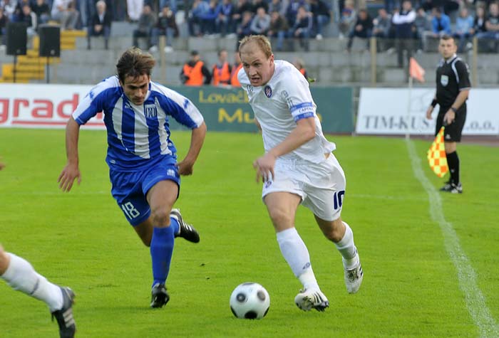 Karlovac, 031010.1. liga NHL, Karlovac - Hajduk.Na slici: Ante Batarelo (18) i Senijad Ibricic (10)Foto: Bruno Konjevic / CROPIX