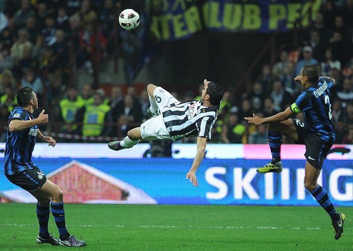 Juventus forward Vincenzo Iaquinta (C) fights for the ball with Inter Milan Colombian defender Ivan Ramiro Cordoba (R) and Inter Milan Brazilian defender Lucio (L)   during Italian serie A football match Inter Milan vs Juventus at San Siro stadium in Milan on October 3, 2010.  AFP PHOTO / ALBERTO PIZZOLI