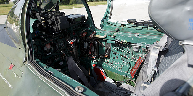 Zagreb, 250509.Danas je u 91 Zracnu bazu Pleso u sklopu Hrvatsko Njemacke vojne suradnje  sletio njemacki vojni zrakoplov Eurofighter.Pratnja tom njemackom zrakoplovu je bio MIG-21 a povod dolaska je obljetnica proglasenja 60. godina njemackog Ustava.Zrakoplov Hrvatskog ratnog zrakoplovstva Mig-21.Foto: Ronald Gorsic / CROPIX 