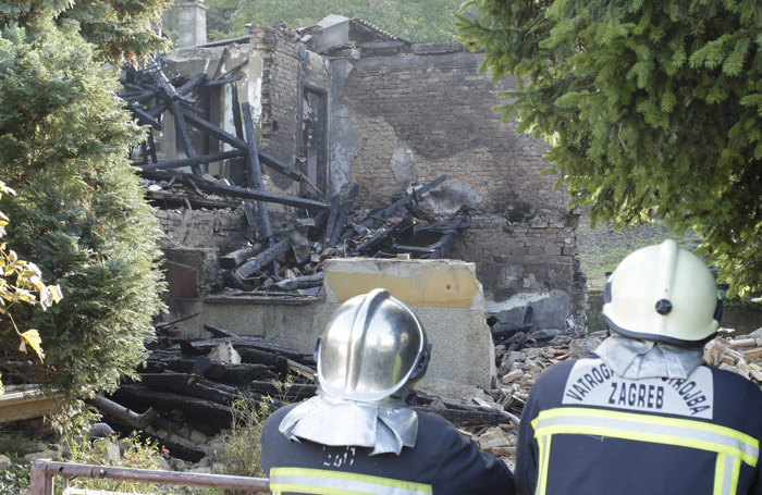 Zagreb, 081010.Gracanska cesta 108.Sinoc oko 22h i 30 min doslo je do eksplozije u kuci na adresi Gracanska cesta 108. Jedna osoba je ozlijedjena a prema prvim saznanjima eksploziju je izazvao zemni plin.Foto: Nenad Dugi / CROPIX