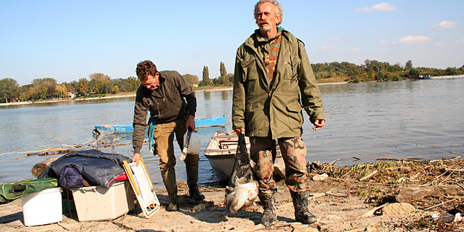 Batina, 091010.Reportaza iz Batine, Dunav nakon ekoloske katastrofe u Madjarskoj.Zdenko Foric upravo se vracao iz ribolova na Dunavu kod Batine i pohvalio se ulovom, otrova se u Dunavu ne boji jer misli kako je to velika i prejaka rijeka .Foto: Dorian Horvat / Cropix