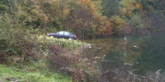 Bosiljevo, 101010.Automobil je sletio s ceste u akumulacijsko jezero hidroelektrane Lesce. Smrtno su stradale dvije osobe iz Varazdina a dvije su uspjele isplivati iz potonulog Mercedesa.Foto: Danijel Tuskan / CROPIX