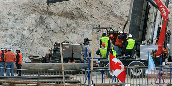 Workers reinforce the exit shaft through which the 33 trapped miners will be lifted out from underground, by encasing it with steel piping, at the San Jose mine near the city of Copiapo, 800 km north of Santiago on October 10, 2010. The rescue of the 33 miners trapped in a Chilean mine for more than two months is likely to start on Wednesday, officials said after drillers made a dramatic breakthrough to reach the men.   AFP PHOTO/Claudio Santana