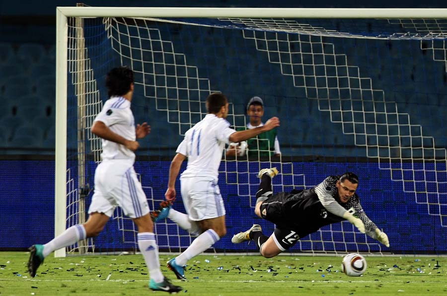 Croatia's goalkeeper Vedran Runje (R) vies for the ball with Israels forward Etey Shechter (L) at the Ramat Gan Stadium near Tel Aviv on October 09, 2010 during their Euro 2012 qualifying group F football match. AFP PHOTO / JACK GUEZ