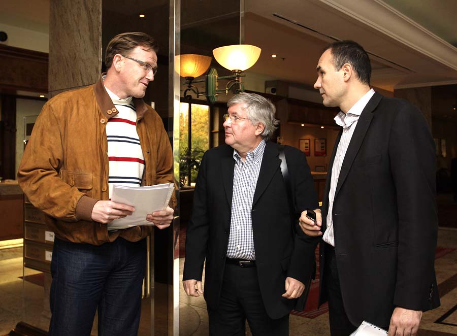 Zagreb, 101010.Hotel Westin.Izborna skupstina Hrvatskog vaterpolo saveza ( HVS ) na kojoj je nakon 6. godina na mjestu predsjednika Perica Bukic otisao sa duznosti te je izabran novi predsjednik Predrag Sloboda.Na slici: Tomislav Paskvalin, novi predsjednik HVS-a Predrag Sloboda, Perica Bukic.Foto: Nenad Dugi / CROPIX