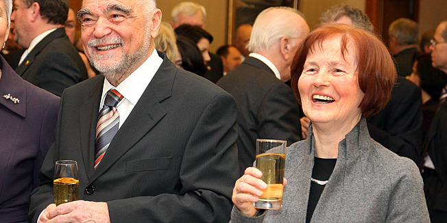 Zagreb, 150110.Ured Predsjednika.Predsjednik republike Stjepan Mesic sa suprugom priredio je primanje za predstavnike Diplomatskog zbora akreditiranih u RH.Mario Roberto Cassari, premijerka Jadranka Kosor i Milka i  Stjepan Mesic.Foto: Davor Pongracic / CROPIX