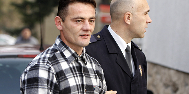 Koprivnica, 121010.Na Zupanijskom sudu u Koprivnici pocelo je sudjenje 36 godisnjem Drazenu Kovacu iz Kalinovca zbog ubojstva vlastite majke Ivanke Mandic.Na slici: Drazena Kovaca privode na Zupanijski sud u Koprivnici.Foto: Nikola Wolf / PODRAVSKI LIST / CROPIX