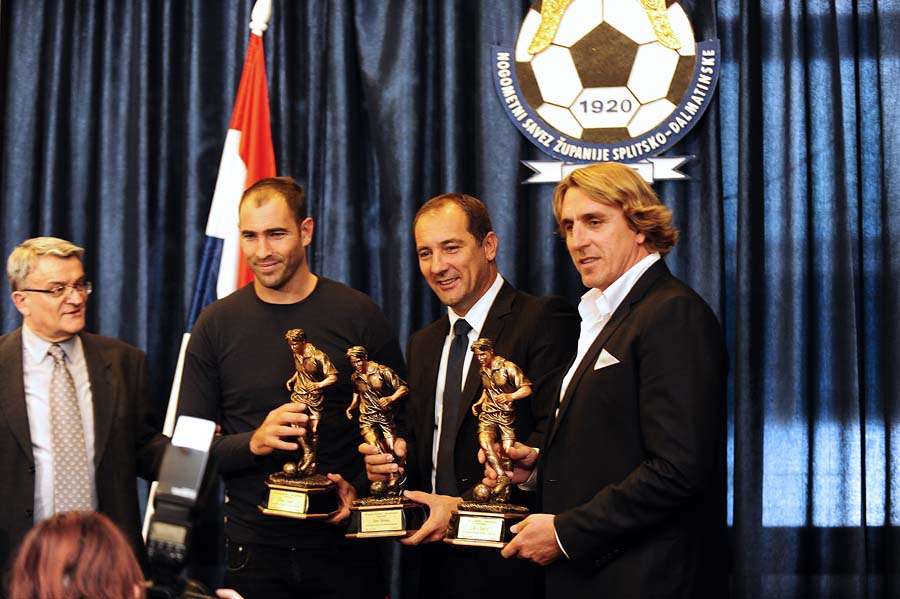 Split,  121010.Danas je u kino dvorani NK Hajduk na Poljudu odrzana zupanijska sjednica HNS-a.Na sjednici je Igor Stimac predlozen kao kandidat za predsjednika HNS-a.Takodjer su Stimac, Igor Tudor i Alen Boksic dobili priznanje za doprinos. Na fotografiji Tudor, stimac i Boksic s nagradama.Foto: Nikola Vilic / CROPIX