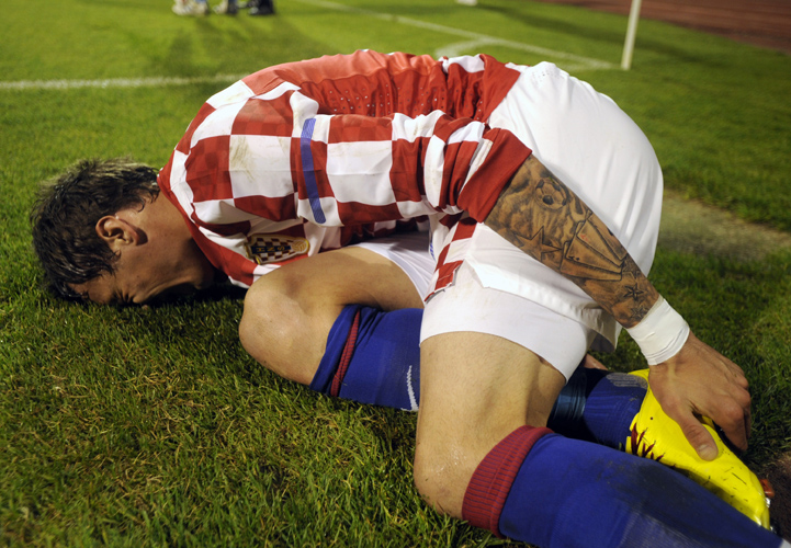 Zagreb, 121010.Maksimirski Stadion.Prijateljska nogometna utakmica izmedju Hrvatske i Norveske.Na slici: Mario Mandzukic lezi na travi zbog ozljede na lijevoj ruci nova tetovaza.Foto: Drago Sopta / CROPIX