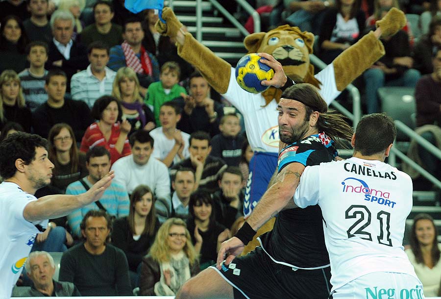 Zagreb, 161010.Arena Zagreb, rukomet, EHF, Champions League, susret HC Croatia Osiguranje i Renovalia Ciudad Real.Na slici: Ivano Balic i Joan Canellas.Foto: Damir Krajac / CROPIX