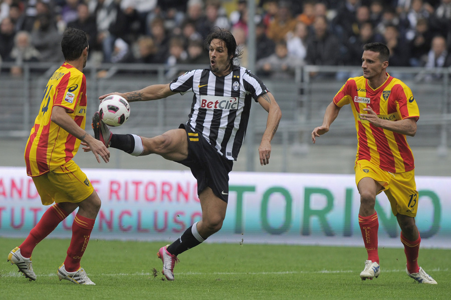 Juventus' Brazilian forward Amauri Carvalho de Oliveira (C) fights for the ball with Lecce's defender Stefano Ferrario (R) and Brazilian defender Febiano Medina da Silva during their Serie A football match on October 17, 2010 in Turin. AFP PHOTO / OLIVIER MORIN