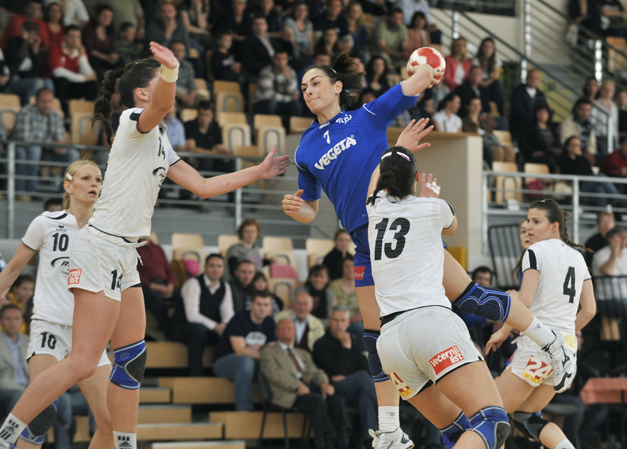 Samobor, 250410.Finalna utakmica kupa hrvatske izmedu RK Podravka Vegeta i RK Lokomotiva.Na slici: Ana Marusec, Ivana Petkovic,Vesna Milanovic.Foto: Marko Miscevic / CROPIX