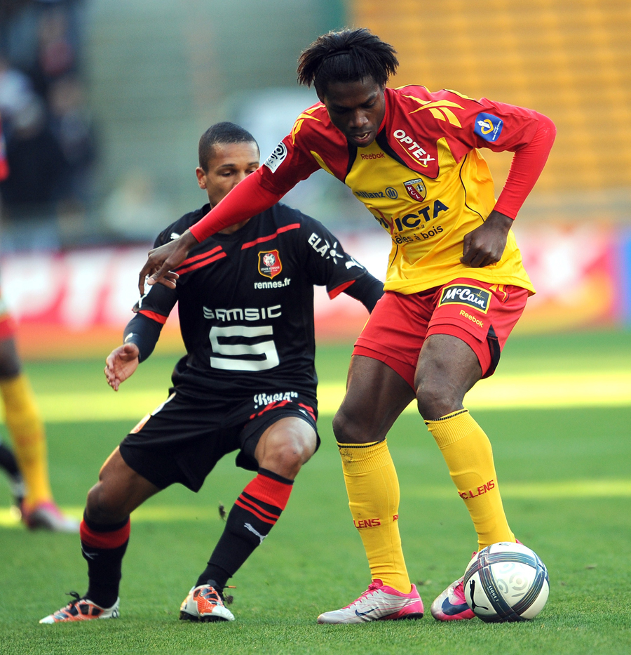 Lens' defender Henri Bedimo (L) vies with Rennes' French striker Sylvain Marveaux during the French L1 football match Lens vs. Rennes, on October 17, 2010 at Felix Bollaert Stadium in Lens.    AFP PHOTO / DENIS CHARLET