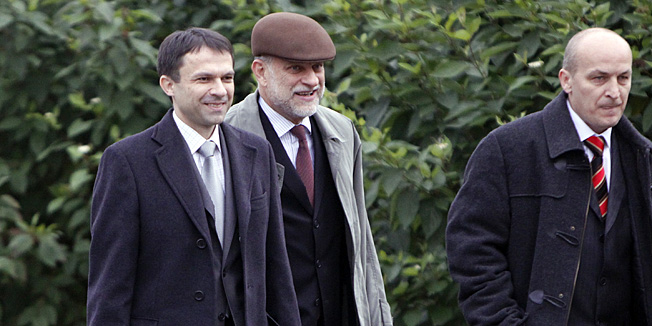 Koprivnica, 201010.Na opcinskom sudu u Koprivnici zbog bolesti sutkinje danas je otkazano sudjenje bivsim celnicima Podravke. Propaloj tvornici Sloga Darko Marinac i Zdravko Sestak dali su 5 milijuna Podravkinih kuna, Sloga je poslije zavrsila u stecaju a Podravka bez novca.Na slici: Zdravko Sestak, Darko Marinac  na ulazu u zgradu koprivnickog suda.Foto: Nikola Wolf / Podravski list / CROPIX