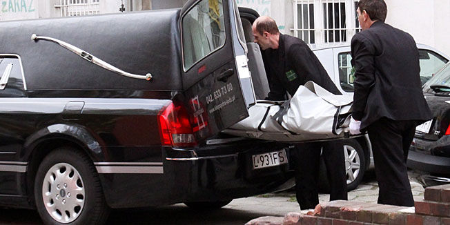 The body of Marek Rosiak, assistant to Law and Justice (PiS) European Member of Parliament Janusz Wojciechowski, is loaded into a hearse by coroners outside the PiS office in Lodz on October 19, 2010. A gunman opened fire in the offices of Poland's main opposition in the city of Lodz on October 19, killing an aide to a European parliamentarian and wounding another man, officials said.     AFP PHOTO / PAP / Rafal Goly   -- POLAND OUT - EASTNEWS OUT --
