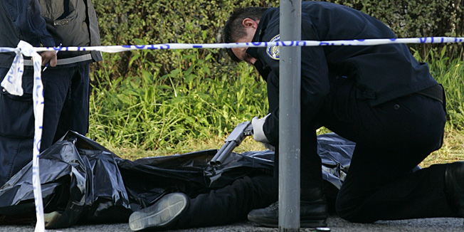 Zagreb, 200910.Ubojstvo na krizanju Vukovarske i Radnicke ulice na tramvajskoj stanici.Na slici: Policijski ocevid ubojstva.Foto: Bernard Covic / Cropix