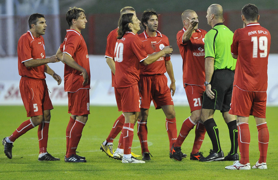 Split, 231010.Park mladezi.12 kolo Prve Hrvatske nogometne lige.Split - Inter.Na fotografiji: Prosvijed igraca Splita kod glavnog suca Sime Bugarija nakon sto je iskljucio iz igra Bojana GolubovicaFoto: Josko Ponos / CROPIX