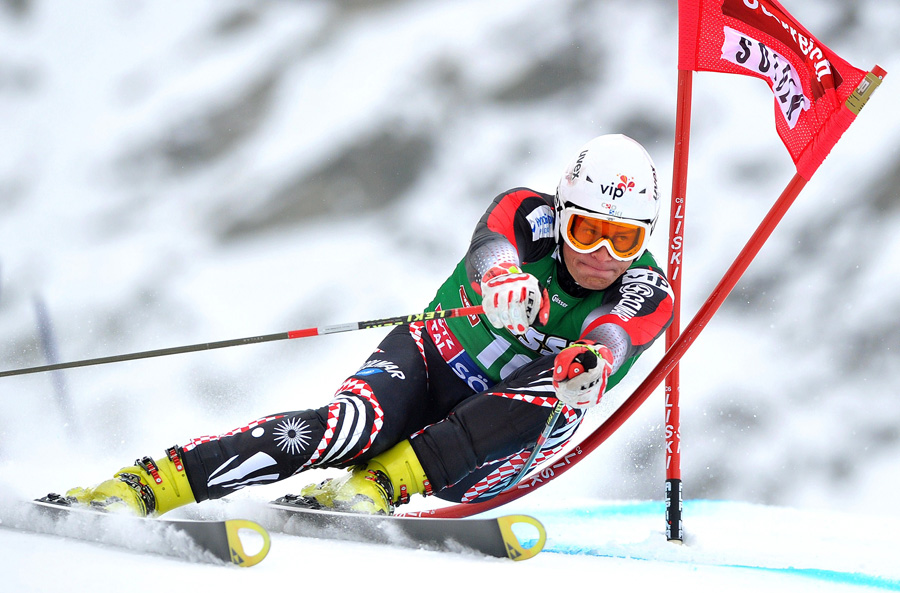 Croatia's Ivica Kostelic competes in the men's giant slalom during the FIS World cup in alpine skiing in Soelden on October 24, 2010. AFP PHOTO/JOE KLAMAR