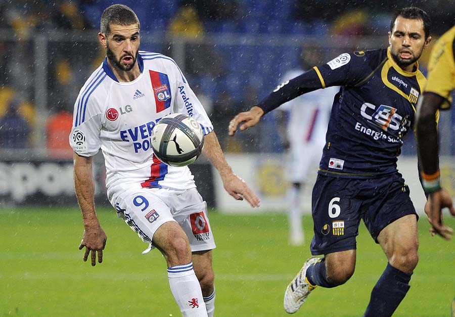 Lyon forward Lisandro Lopez (L) vies with Arles-Avignon midfielder Jamel Ait Ben Idir during their French L1 football match Arles-Avignon vs Lyon, on October 24, 2010, at the Parc des Sports Stadium in Avignon. AFP PHOTO ANNE-CHRISTINE POUJOULAT