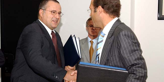 zagreb, 061003sime lucin  i volker schmidt, potpisivanje ugovora o kupnji 210 vatrogasnih vozila izmedju vlade i daimler chryslerafoto srdan vrancic-desk-