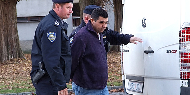 Karlovac, 271010.Privodjenje osumnjicenih.Policija je privela u istrazni centar zupanijskog suda Juraja i Nenada Hudorovica, koje se sumnjici za ubojstvo Mate Velica.Foto: Danijel Tuskan / Cropix