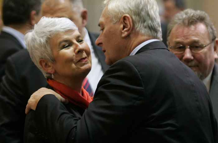 Zagreb, 281010. Markov trg, Sabor.Sjednica na kojoj se odrzala rasprava o povjerenju Vladi Jadranke Kosor. Povjerenje Vladi dalo je 79 zastupnika, a 62 zastupnika glasalo je protiv Vlade. Jedan zastupnik bio je suzdrzan.Na slici: Josip Friscic cestita Jadranki Kosor.Foto: Bernard Covic / CROPIX