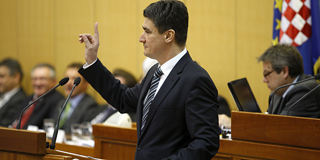 Zagreb, 271010.Sabor, Markov trg.Sjednica Sabora s temom povjerenje Hrvatskoj vladi.Na slici: Zoran Milanovic.Foto: Goran Mehkek / CROPIX