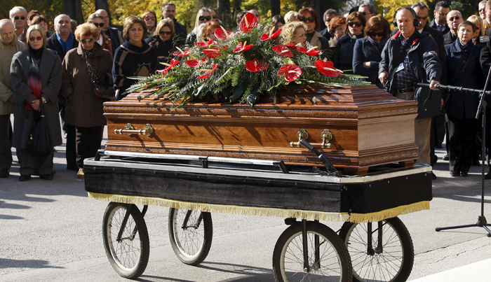 Zagreb, 281010.Groblje Mirogoj.Ispracaj velike Hrvatske pjesnikinje Vesne Parun s zagrebackog Mirogoja.Nakom ispracaja lijes s Vesnom Parun bit ce odvezen na otok Soltu gdje ce biti i pokopana.Foto: Goran Mehkek / CROPIX