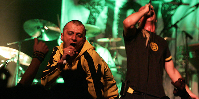 Zagreb, 281010.Dubioza kolektiv bosanskohercegovacki je glazbeni sastav cija je glazba mjesavina reggaea, duba i rocka, odrzao je koncert u rasprodanom klubu Aquarius.Na slici: Dubioza kolektiv.Foto: Bernard Covic / Cropix