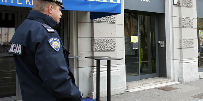 Rijeka, 120110.Danas oko 10 sati policija je ogradila plocnik oko ulaza u poslovnicu Raiffeisen banke na Zabici.  Prema nesluzbenim izvorima navodno je primljena poruka o postavljenoj bombi u toj poslovnici. Foto: Zeljko Sop/ CROPIX