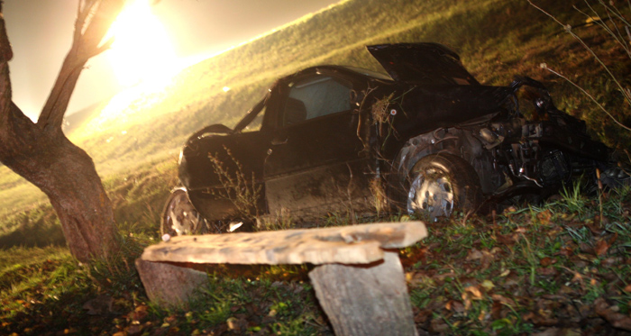 Slavonski Brod, 281010.U ulici Stjepana Radica kod kucnog broja 200 doslo je do sletanja automobila s ceste u kojem je zivot izgubila jedna muska osoba. Ocevid je u tijeku.Na slici: mjesto nesrece, automobil.Foto: Danijel Soldo / CROPIX