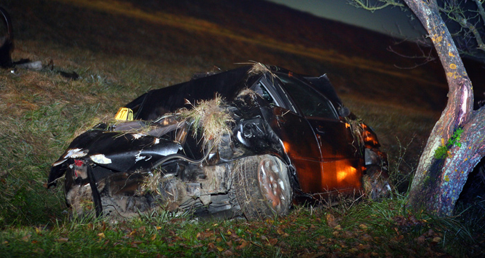 Slavonski Brod, 281010.U ulici Stjepana Radica kod kucnog broja 200 doslo je do sletanja automobila s ceste u kojem je zivot izgubila jedna muska osoba. Ocevid je u tijeku.Na slici: mjesto nesrece, automobil.Foto: Danijel Soldo / CROPIX