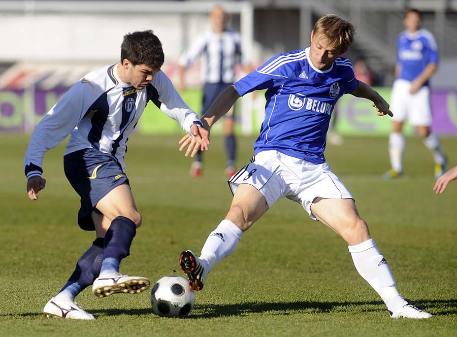 Zagreb, 301010.Stadion Maksimir.Prva HNL liga, 13.kolo, nogometna utakmice izmedja Lokomotive i Slaven Belupa.Na slici: Frano Mlinar sa loptom, pored igrac Belupa Stjepan Poljak.Foto: Drago Sopta / CROPIX