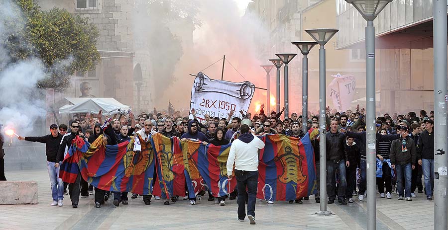 Split, 301010.Povorka navijaca Hajduka po uzoj gradskoj jezgri povodom 60 rodjendana Torcide prije utakmice NK Hajduk - NK Hrvatski Dragovoljac.Foto: Josko Ponos/ CROPIX