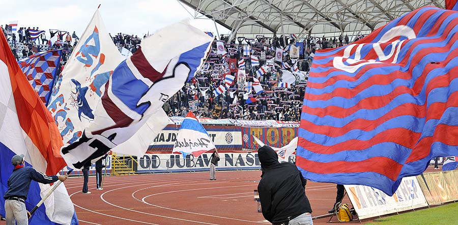 Split, 301010.Gradski stadion Poljud.3 kolo prve Hrvatske nogometne lige.Na pocetku utakmice povodom 60 rodendana Torcide, navijaci su na tartanu Poljuda napravili defilej navijackih zastava.Foto: Josko Ponos/ CROPIX