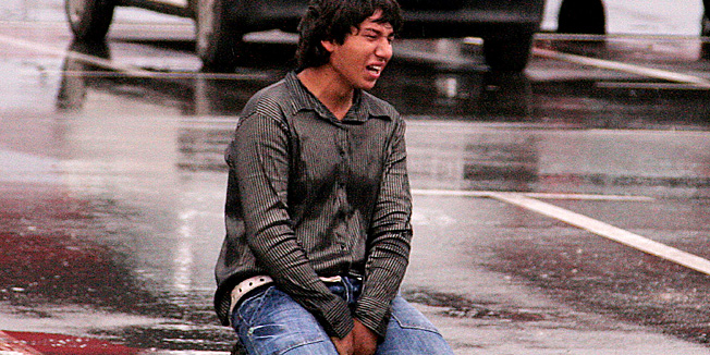 Karlovac, 251010.Nesto poslije 15h doslo je do obracuna roma na parkiralistu trgovackog centra Interspar u Karlovcu. Prema prvim informacijama nepoznata osoba pucala je po zelenom kamionu marke TAM u vlasnistvu romske obitelji.  Jedna je osoba smrtno stradala, vise je ozljedjenih. Na slici: tuga i bol zbog smrtno stradale osobe.Foto: Mario Pusic / CROPIX