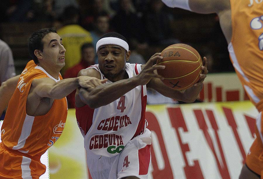Zagreb, 301010.Dvorana Sutlinska vrela.Kosarkaska utakmica 5.kolo NLB lige ABA, Cedevita - Hemofarm.Na slici: Miljan Pavkovic 4, Dontaye Draper 4.Foto: Nenad Dugi / Cropix