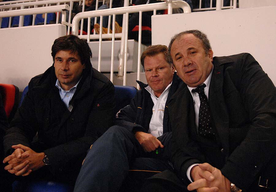 Split, 301010.Goran Vucevic je novi trener Hajduka. Prvo poluvrijeme utakmice Hajduka - Hrvatski dragoviljac odgledao je u drustvu Zlatka Vujevica, a drugo poluvrijeme gledao je sa Toncem Gabricem i Zeljkom Kerumom.Foto: Fedja Klaric / CROPIX 