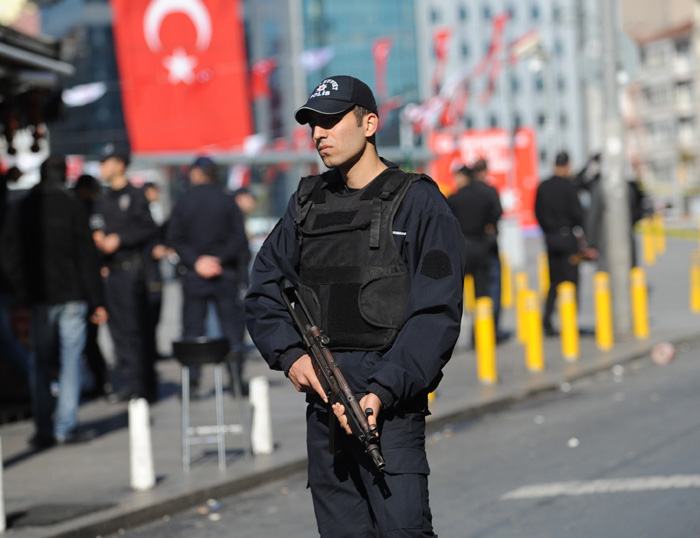 A policeman stands at the scene after an explosion in Istanbul's central Taksim Square on October 31, 2010. A suicide bomber blew himself up in the heart of Istanbul on Sunday, wounding 15 people, the city's police chief said. AFP PHOTO/BULENT KILIC