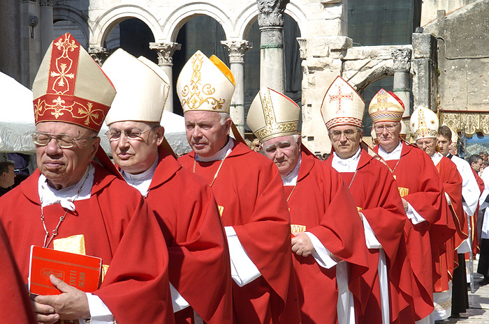 Split, 070508.Procesija Sudamja ulicama Splita povodom blagdana Svetog Dujma patrona grada Splita. Procesiji su nazocili brojni crkveni dostojanstvenici.Foto: Paun Paunovic / CROPIX